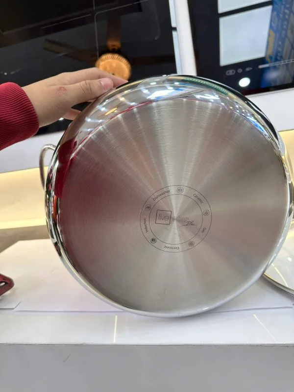 đáy nồi được làm từ 3 lớp liền khối bền bỉ